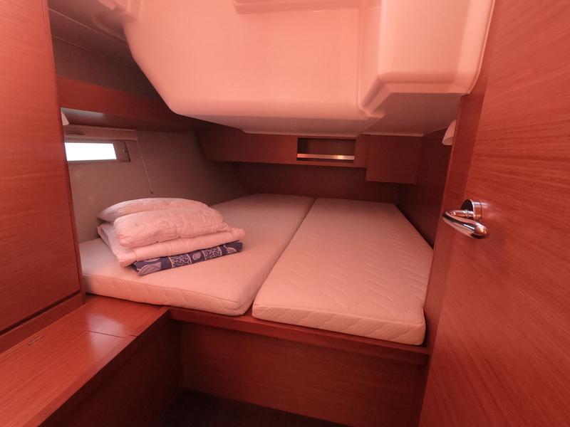 Book yachts online - sailboat - Dufour 430 Grand Large - Levan - rent