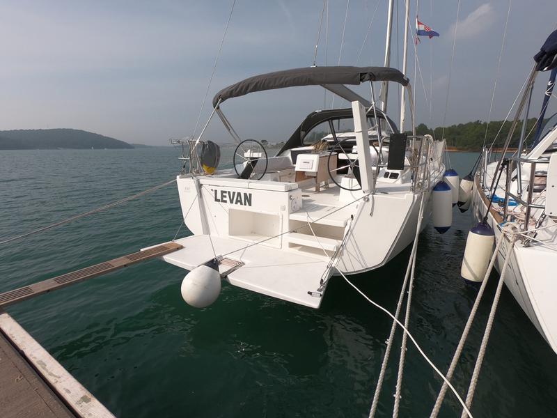 Book yachts online - sailboat - Dufour 430 Grand Large - Levan - rent
