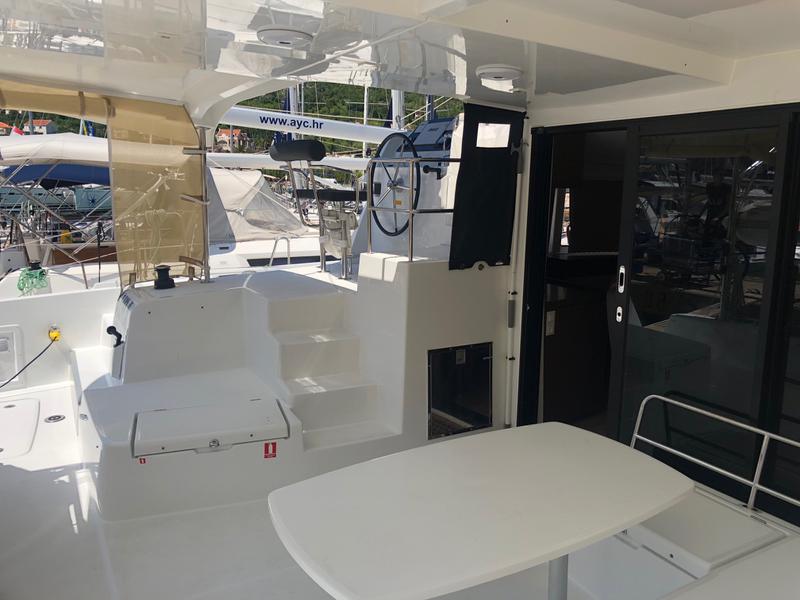 Book yachts online - catamaran - Lagoon 42 - Aura - rent