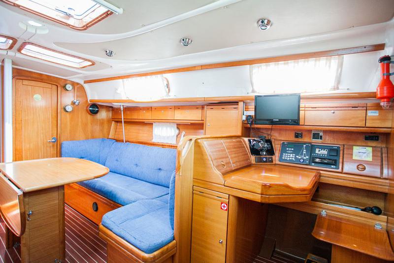 Book yachts online - sailboat - Bavaria 37 Cruiser - Mondo - rent