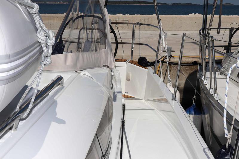 Book yachts online - sailboat - Sun Odyssey 440 - 3 cabin, 2 heads - Ella Victoria - rent