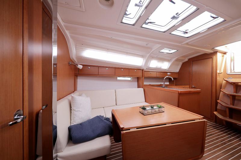 Book yachts online - sailboat - Bavaria Cruiser 37 - SUN COURSE - rent
