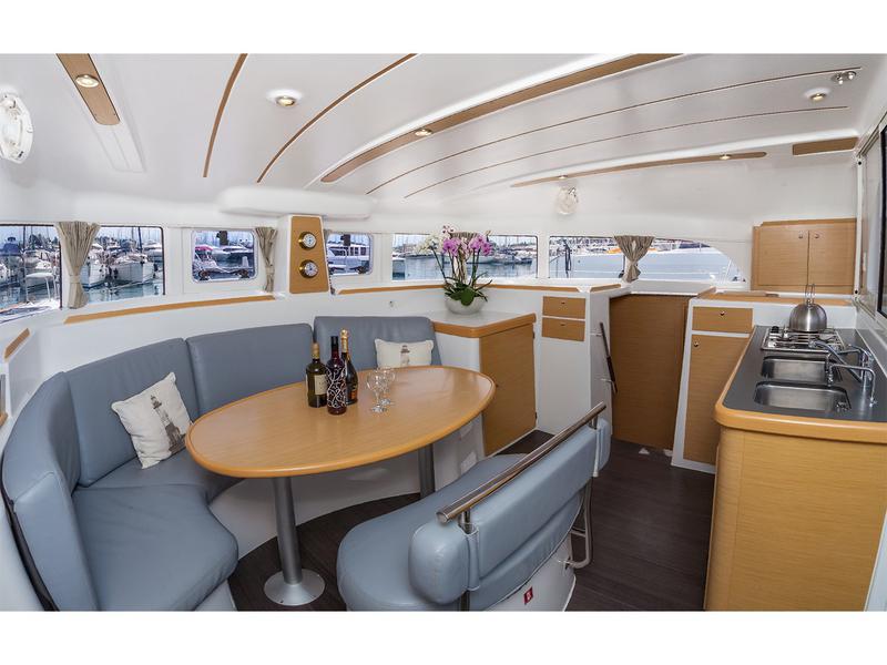 Book yachts online - catamaran - Lagoon 380 - Vaya con Dios - rent