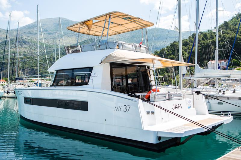 Book yachts online - powercatamaran - Fountaine Pajot MY 37[G] - Jam - rent