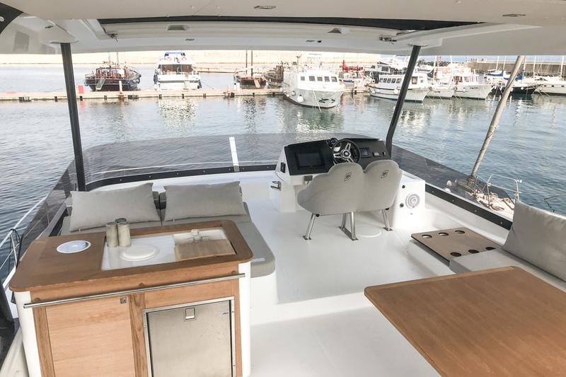 Book yachts online - powercatamaran - Fountaine Pajot MY 44 - Fusion - rent
