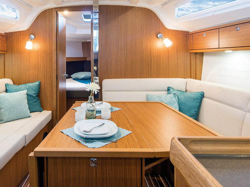 Book yachts online - sailboat - Bavaria Cruiser 37 - EC- 37C-14-F - rent
