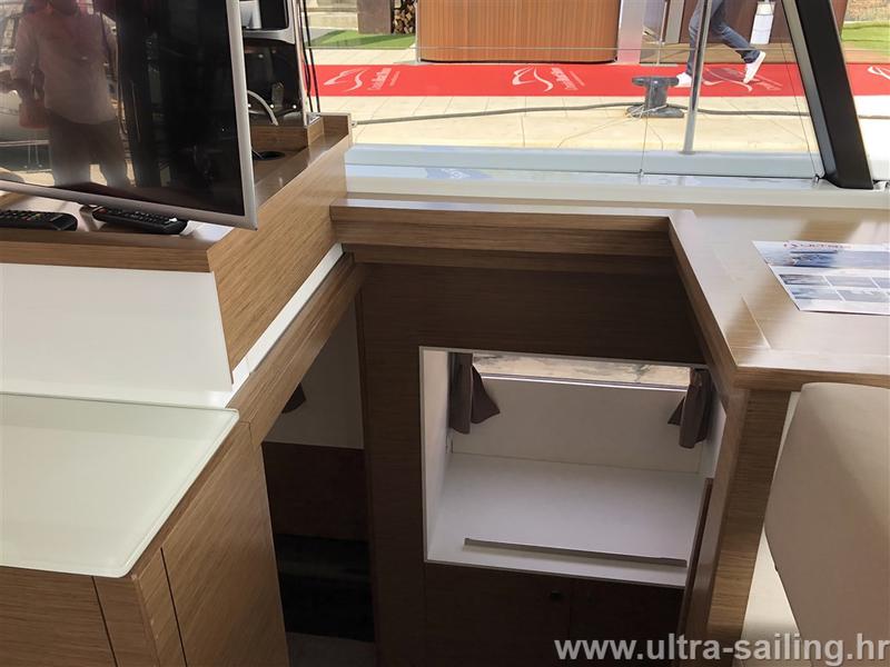 Book yachts online - powercatamaran - MY 37 - MY HOLIDAY- with AC and generator - rent