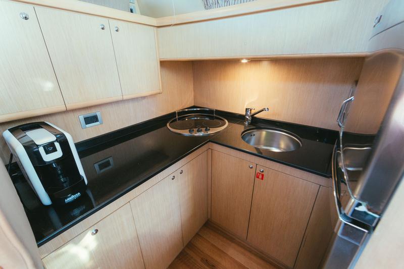 Book yachts online - motorboat - Ferretti 460 - Bluebell - rent