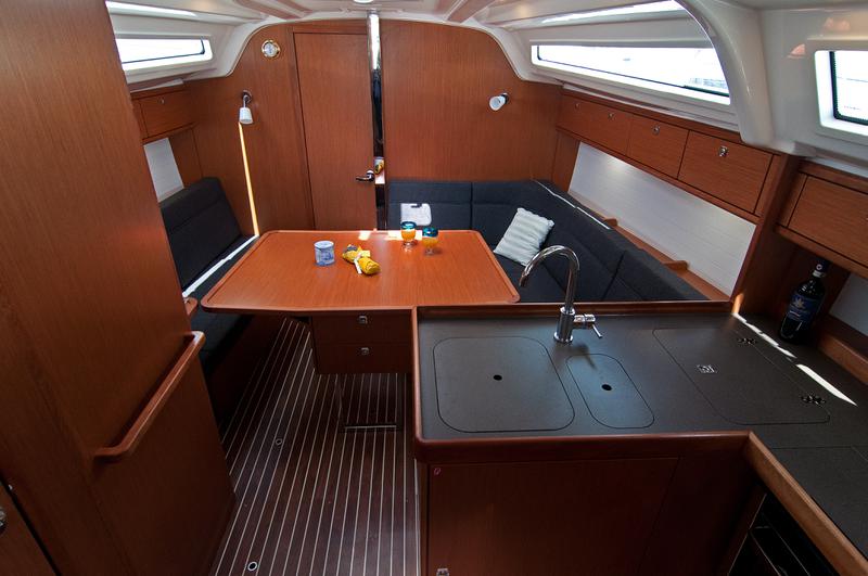 Book yachts online - sailboat - Bavaria 37 Cruiser - Adria Nina - rent