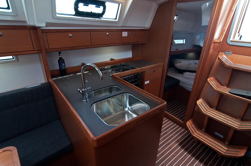 Book yachts online - sailboat - Bavaria 37 Cruiser - Adria Nina - rent