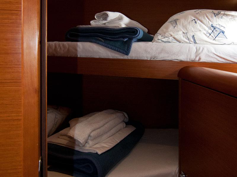 Book yachts online - sailboat - Sun Odyssey 439 - Tessi Kiss - rent