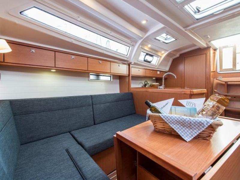 Book yachts online - sailboat - Bavaria Cruiser 37 - Astravi - rent