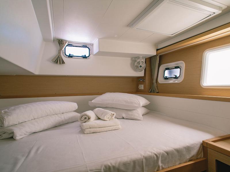 Book yachts online - catamaran - Lagoon 39 - Monique - rent