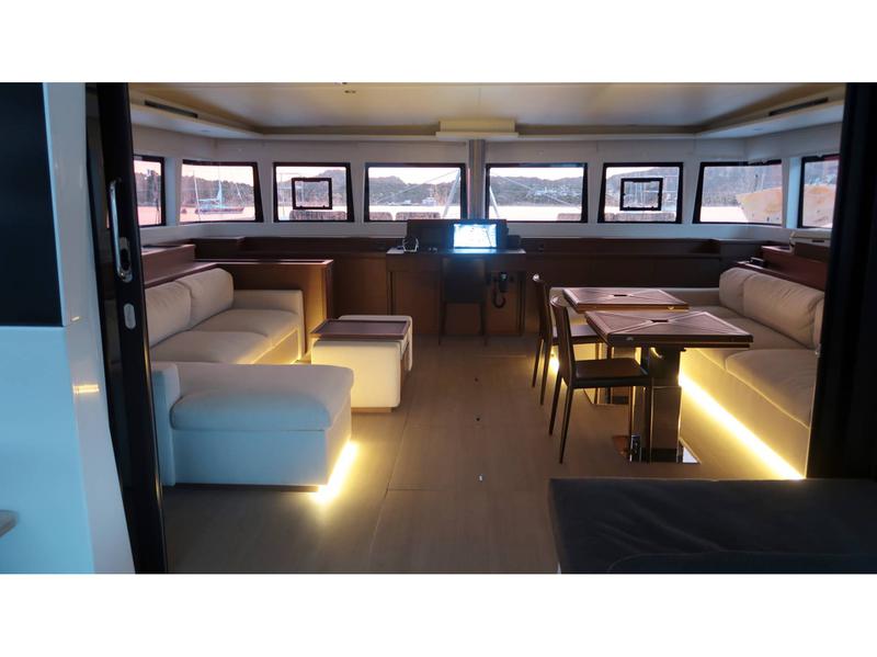 Book yachts online - catamaran - Lagoon 620 - Blue Eclipse - rent