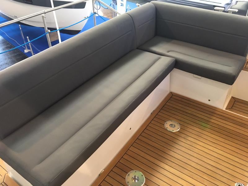 Book yachts online - motorboat - Sealine C330 - Salona I - rent