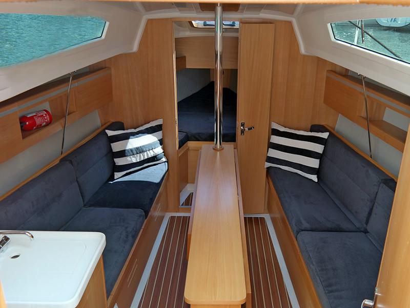 Book yachts online - sailboat - Maxus 26 Prestige + 8/1 - BALMORAL - rent