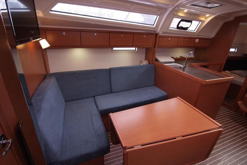 Book yachts online - sailboat - Bavaria Cruiser 37 - MAESTRAL - rent
