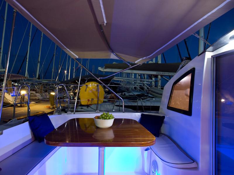 Book yachts online - catamaran - Athena 38 (4+2 cab) - SWAN - rent