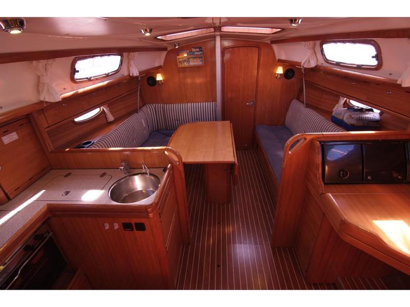 Book yachts online - sailboat - Bavaria 33 Cruiser - IDEFIX  - rent