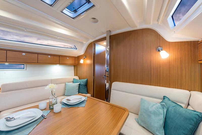 Book yachts online - sailboat - Bavaria Cruiser 37 - Las Cevenas - rent