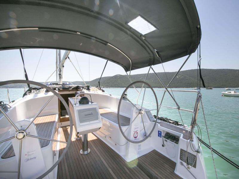 Book yachts online - sailboat - Bavaria 37 Cruiser - Alani - rent