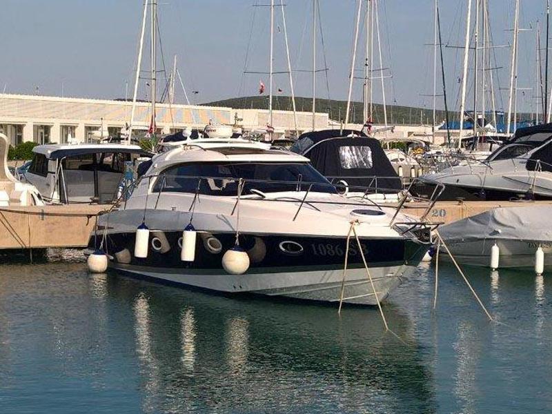 Book yachts online - motorboat - Elan Power 35 - Marta III - rent