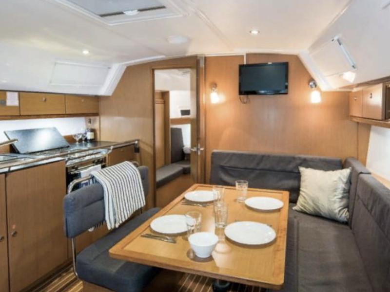 Book yachts online - sailboat - Bavaria 40 Cruiser S - Black Magic - rent