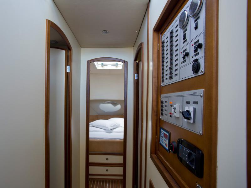 Book yachts online - motorboat - Marco Polo 12 - RED BULL - rent