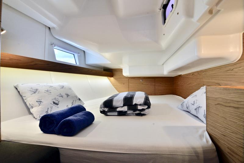 Book yachts online - sailboat - Elan 40 Impression - HULK - rent
