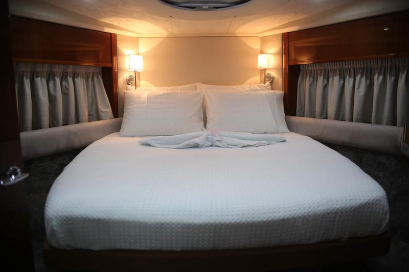 Book yachts online - motorboat - Princess V53 - Princess - rent