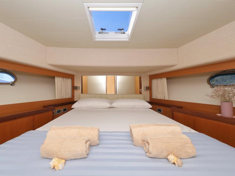 Book yachts online - motorboat - Ferretti 681 - DOMINIQUE - rent