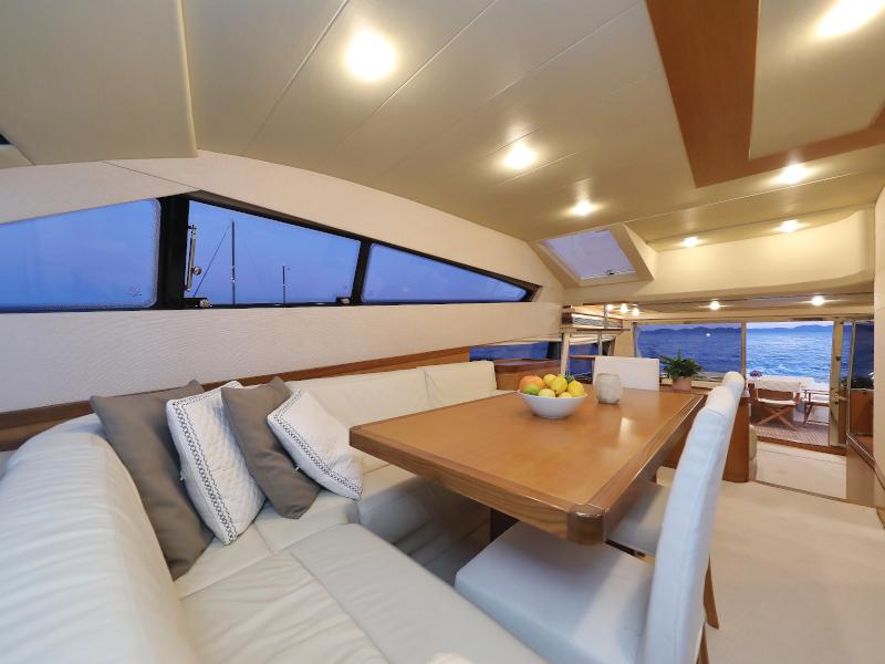 Book yachts online - motorboat - Ferretti 681 - DOMINIQUE - rent