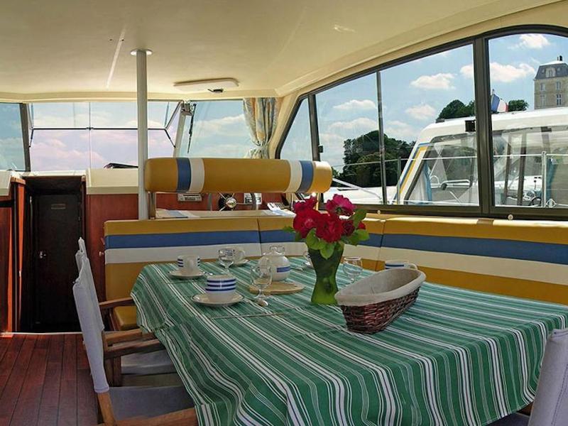 Book yachts online - motorboat - Sedan 1160 N - TONNERRE FR - rent