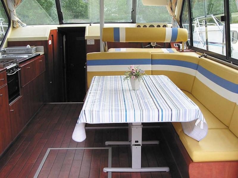 Book yachts online - motorboat - Sedan 1000 - NIMES FR - rent