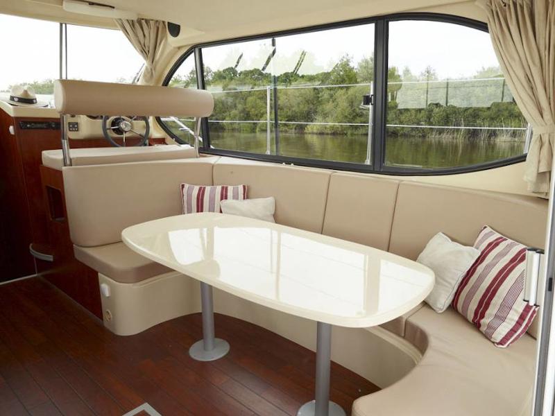 Book yachts online - motorboat - Estivale Octo - ST HILAIRE FR - rent