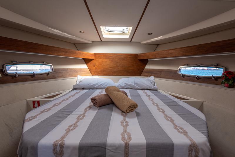 Book yachts online - motorboat - Sealine SC35 - Lara - rent