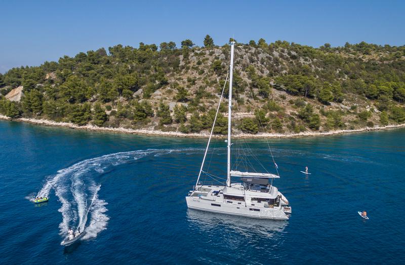Book yachts online - catamaran - Lagoon 560 S2 (2016) equipped with generator, AC (saloon+cabins), water maker, ice maker, microwave oven, dishwasher, underwater lights, 2 X S.U.P. , water ski &amp; tube, 8 snorkel. sets - PURA VIDA - rent