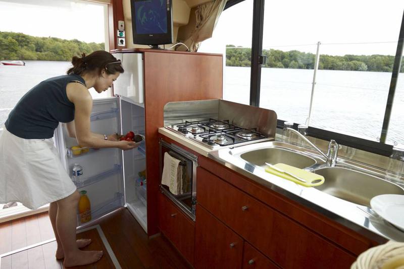 Book yachts online - motorboat - Estivale Octo - CHABLIS FR - rent