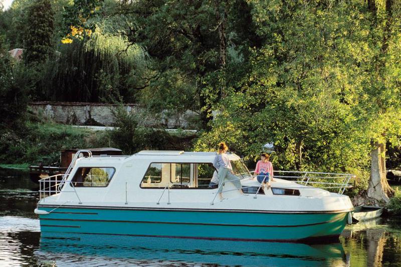 Book yachts online - motorboat - Riviera 920 - CHALLUY FR - rent