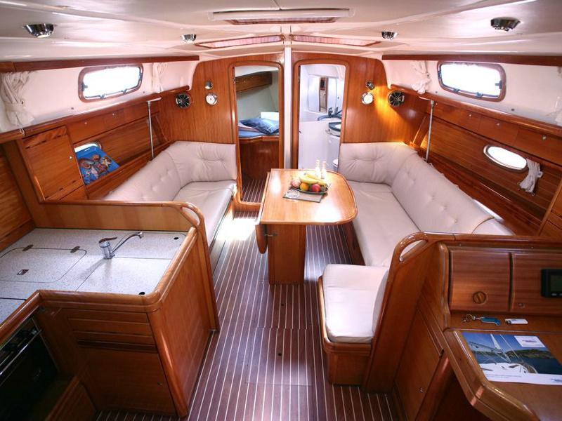Book yachts online - sailboat - Bavaria Cruiser 37 - Maui - rent