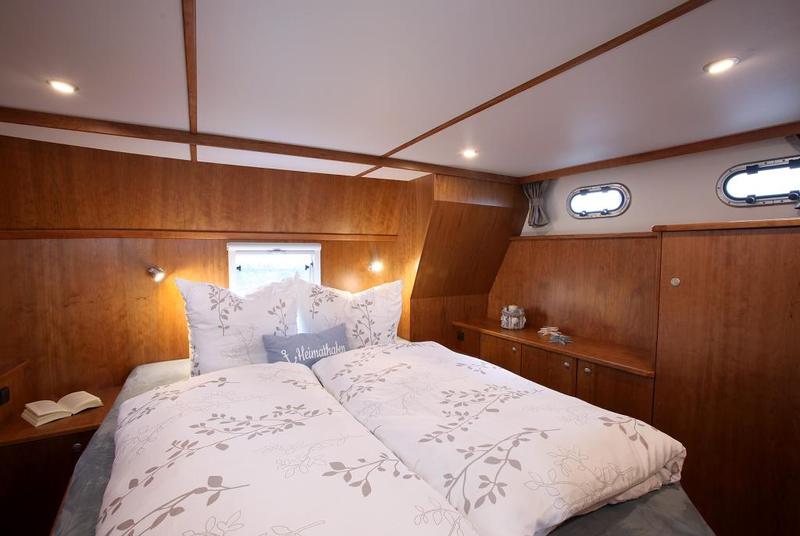 Book yachts online - motorboat - Concordia 108AC - Laura Marie - rent