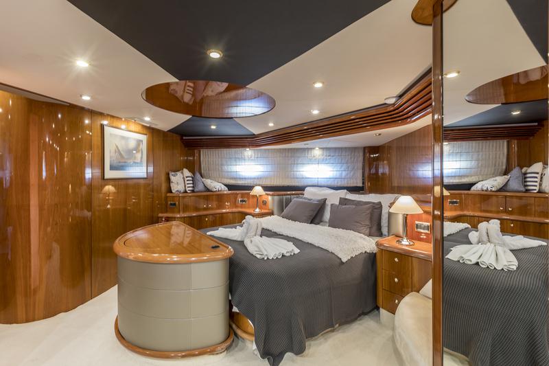 Book yachts online - motorboat - Sunseeker Manhattan 84 - SKYWATER - rent