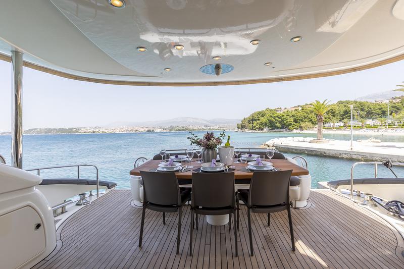 Book yachts online - motorboat - Sunseeker Manhattan 84 - SKYWATER - rent