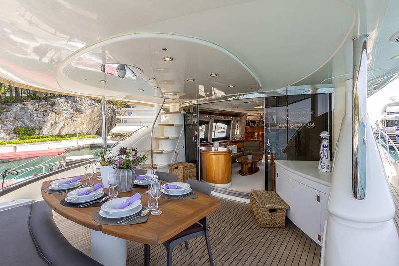 Book yachts online - motorboat - Sunseeker Manhattan 84 - SKYWATER - rent