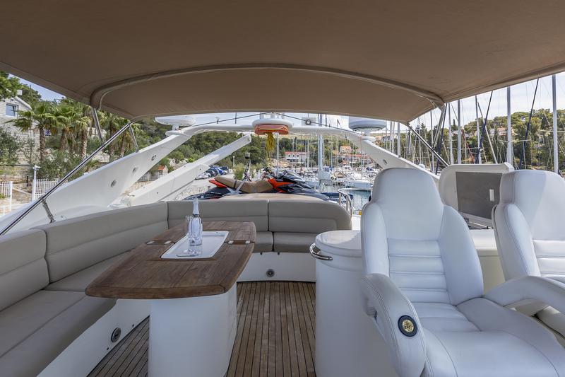 Book yachts online - motorboat - Sunseeker Manhattan 84 - SKYWATER - rent