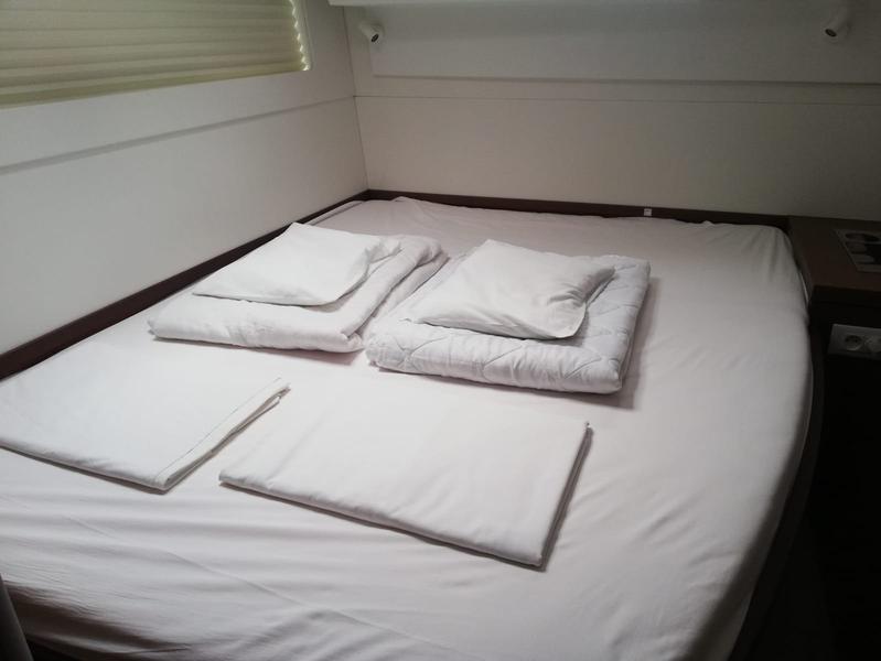 Book yachts online - catamaran - Lagoon 40 - Adriana - rent