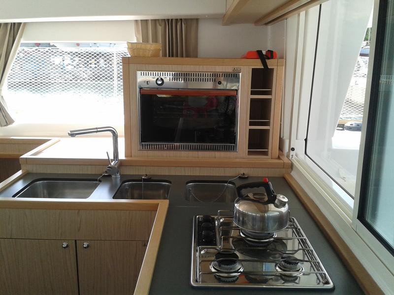 Book yachts online - catamaran - Lagoon 400 S2 - Evelina - rent