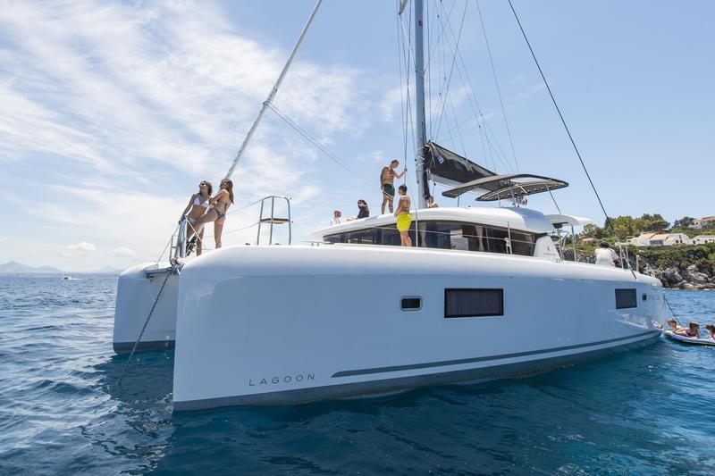 Book yachts online - catamaran - Lagoon 42 - NADIR - rent