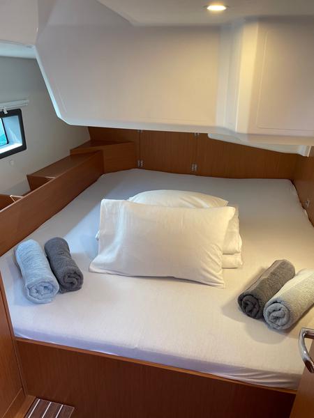 Book yachts online - sailboat - Bavaria C42 - Bella - rent