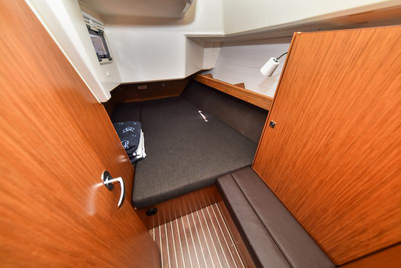 Book yachts online - sailboat - Bavaria 37 - Viviana - rent